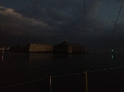 la citadelle sombre dans l'obscurité pour nous laisser à notre navigation de nuit